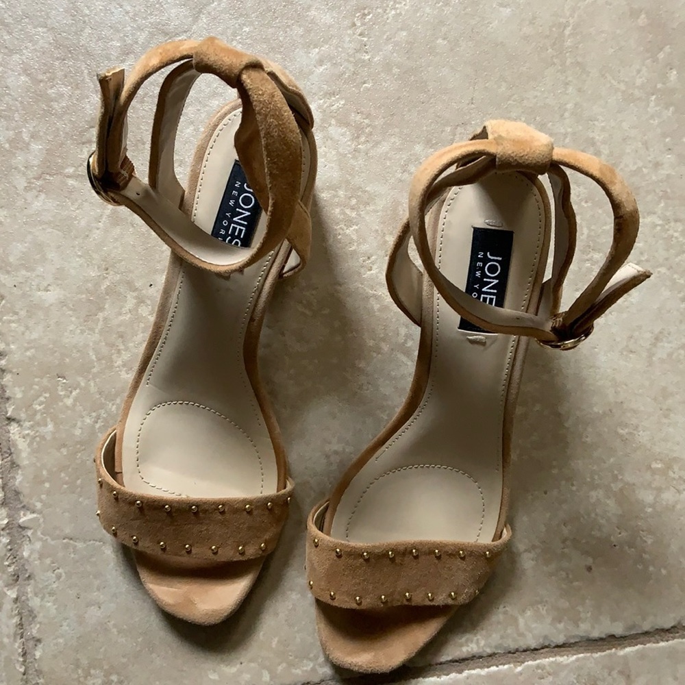 Jones NY tan suede sandal